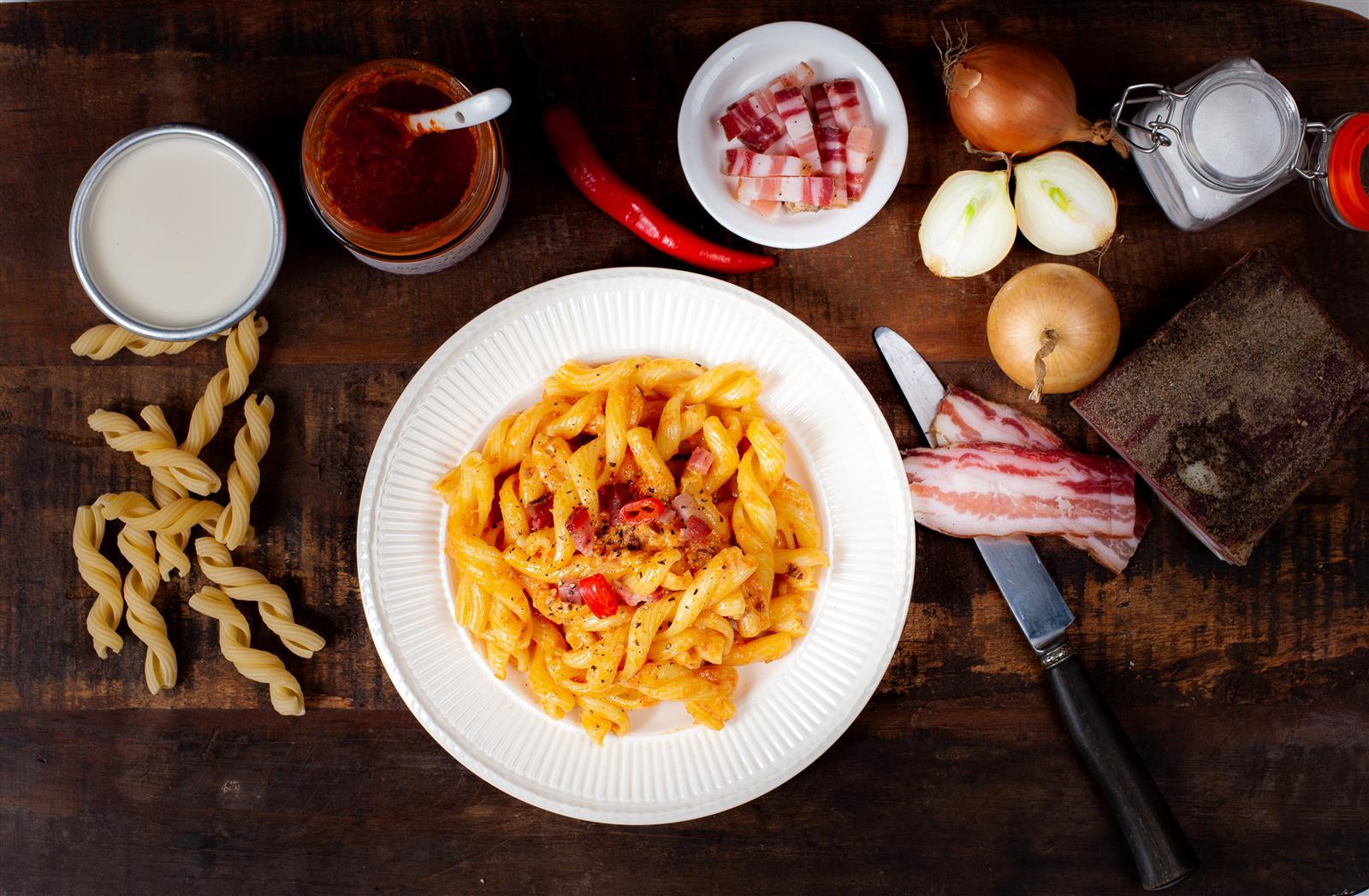 Lettinis Sugo al Fumo -Tomatensoße mit Sahne und geräuchertem Speck